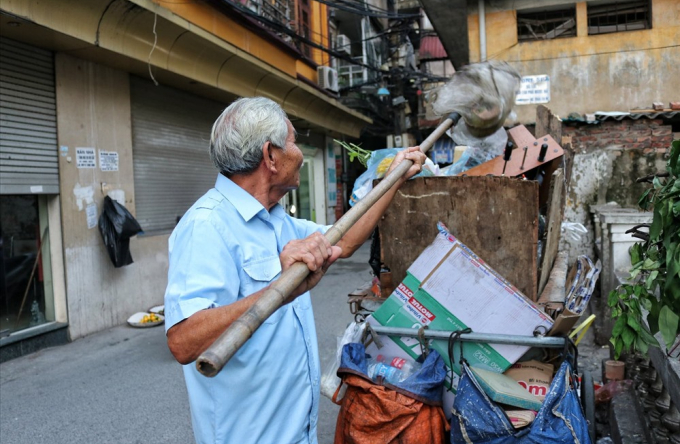 Tấm gương sáng về cụ ông 30 gần năm tự nguyện vớt rác